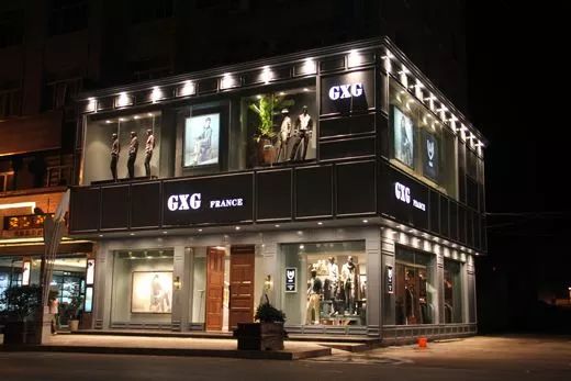 森马新款上市，小巷中的时尚宝藏，等你来探索！