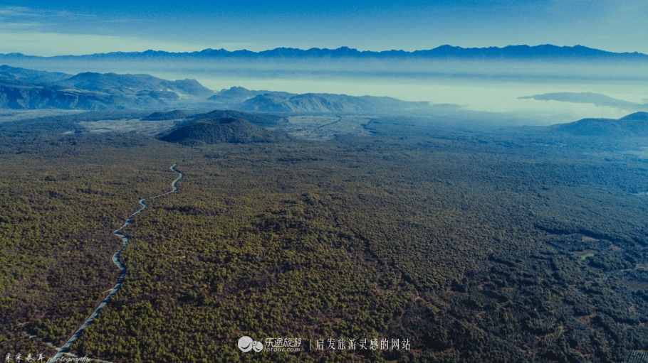 彦飞演员，探索自然美景的旅行，寻找内心的平和之地