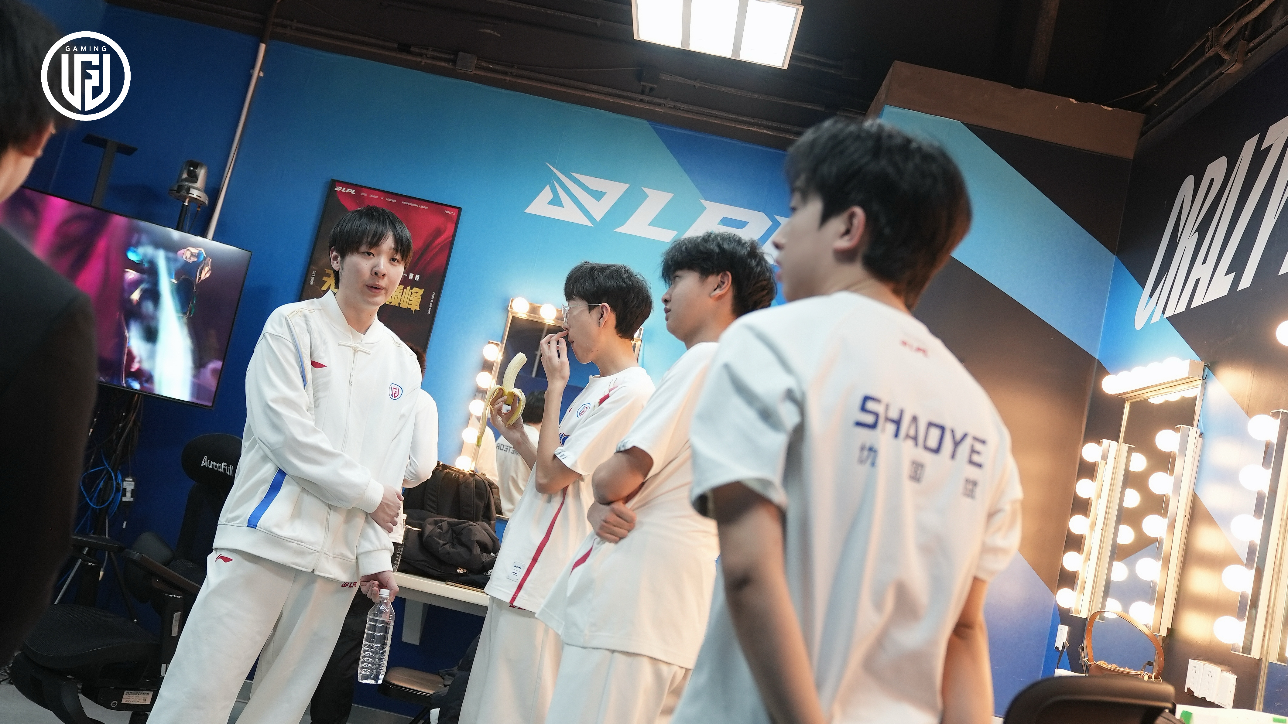 LPL转会2025最新动态，小巷深处的电竞之魂与隐藏的美食奇遇