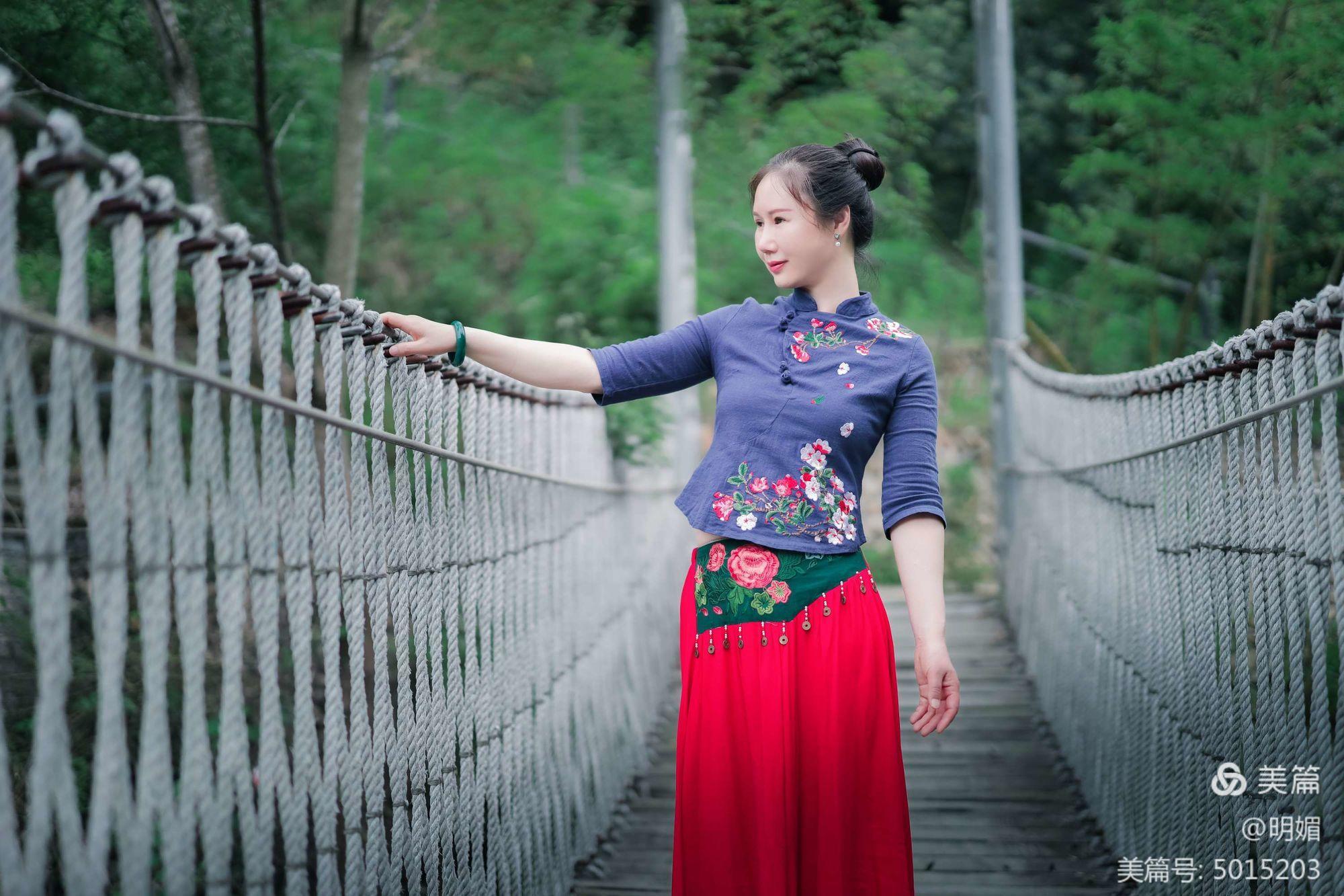 最新桥边姑娘，与大自然共舞，寻找内心的宁静