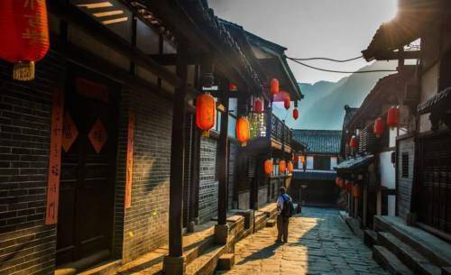 送衣服最新,小巷深处的时尚秘境