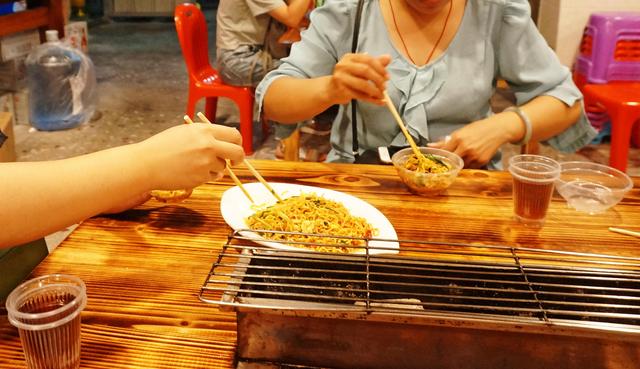 最新夫妻直播，小巷中的独特风味，带你探索隐藏的美食秘境！